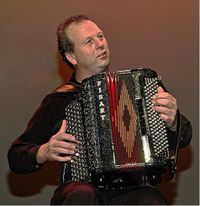 Piet Schmidt speelt op het 27e accordeonfestival in Hoogezand